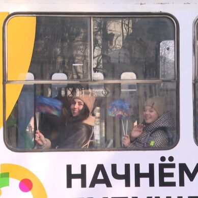 В Калининграде появился трамвай, украшенный символикой Всемирного фестиваля молодёжи