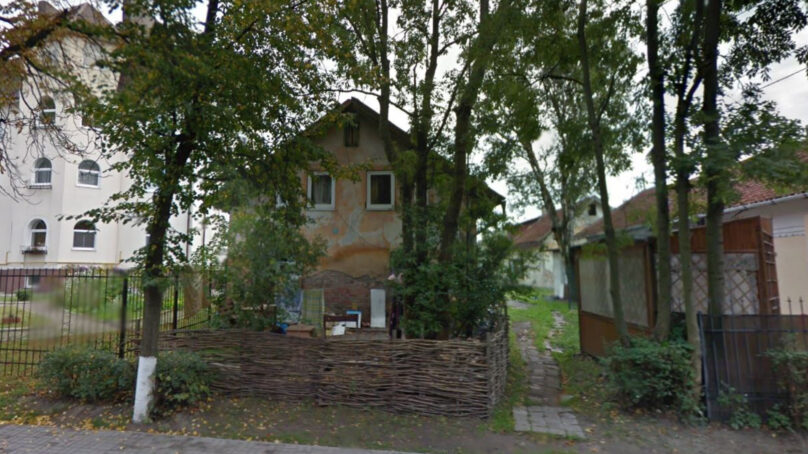 В центре Зеленоградска продадут аварийный дом