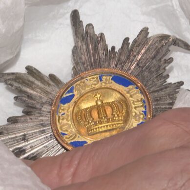 Калининградский блогер случайно обнаружил в земле звезду прусского ордена Короны с надписью «Бог с нами» и подарил музею «Фридландские ворота»