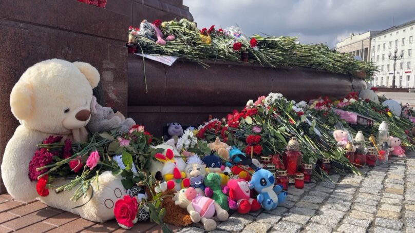 Жители и гости Калининградской области застелили основание стелы на Площади Победы живыми цветами