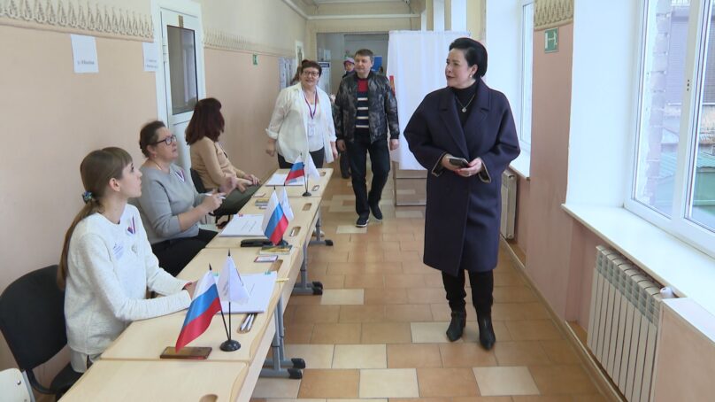 Глава администрации Калининграда Елена Дятлова посетила избирательный участок в школе №2