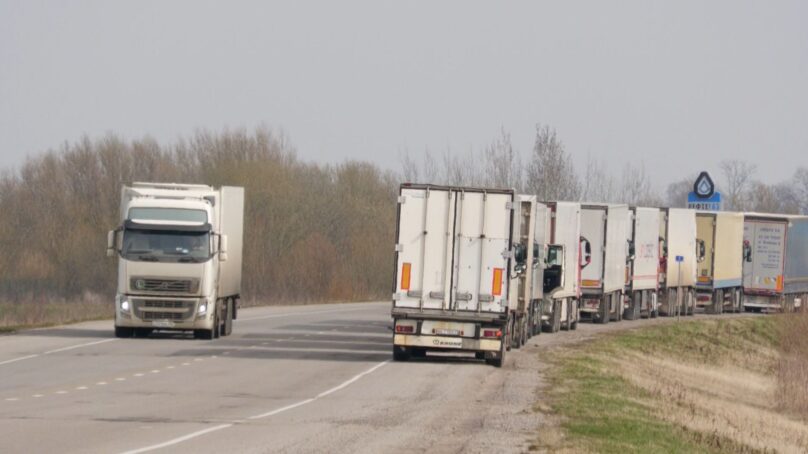 На границе Янтарного края с Литвой образовалась очередь из 180 грузовиков