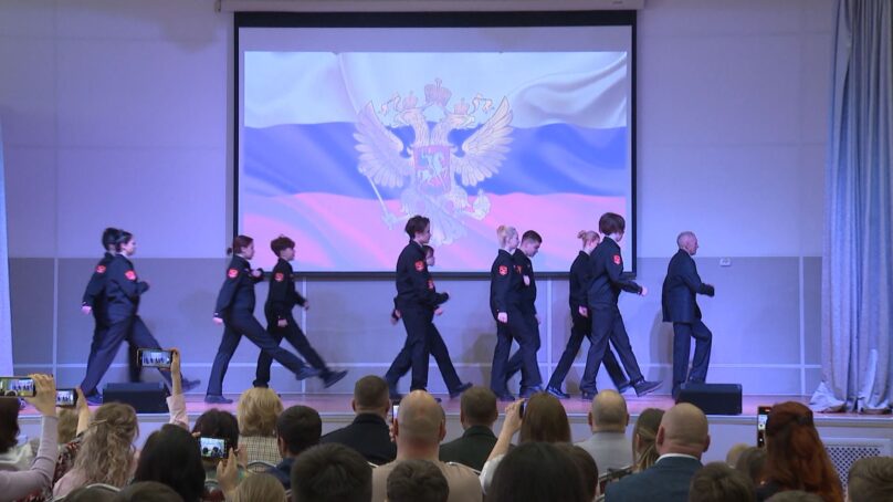 В 22 гимназии Калининграда прошло торжественное посвящение учащихся в кадеты Росгвардии