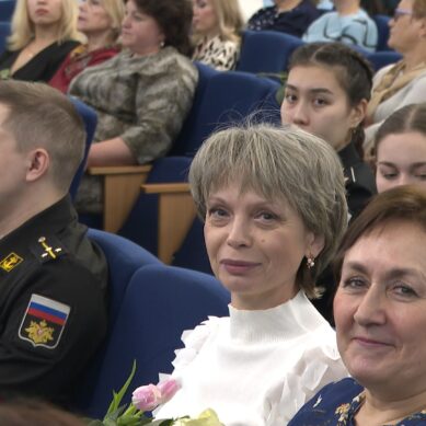 Накануне 8 Марта в Доме офицеров в Калининграде поздравили представительниц прекрасного пола