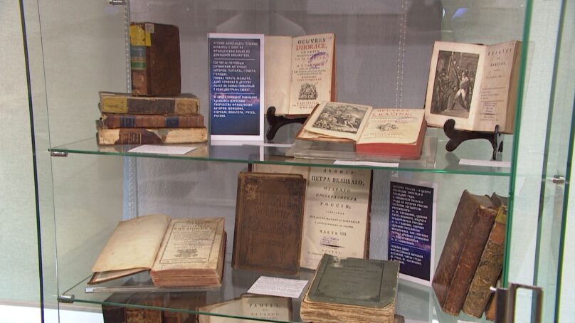 В Калининграде показали оригинальные и точные копии книг 18-19 веков, которые читал Александр Пушкин