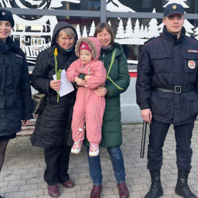 Сотрудники калининградской транспортной полиции и представители Общественного совета в рамках акции «8 Марта – в каждый дом» поздравили женщин-пассажиров на Северном вокзале