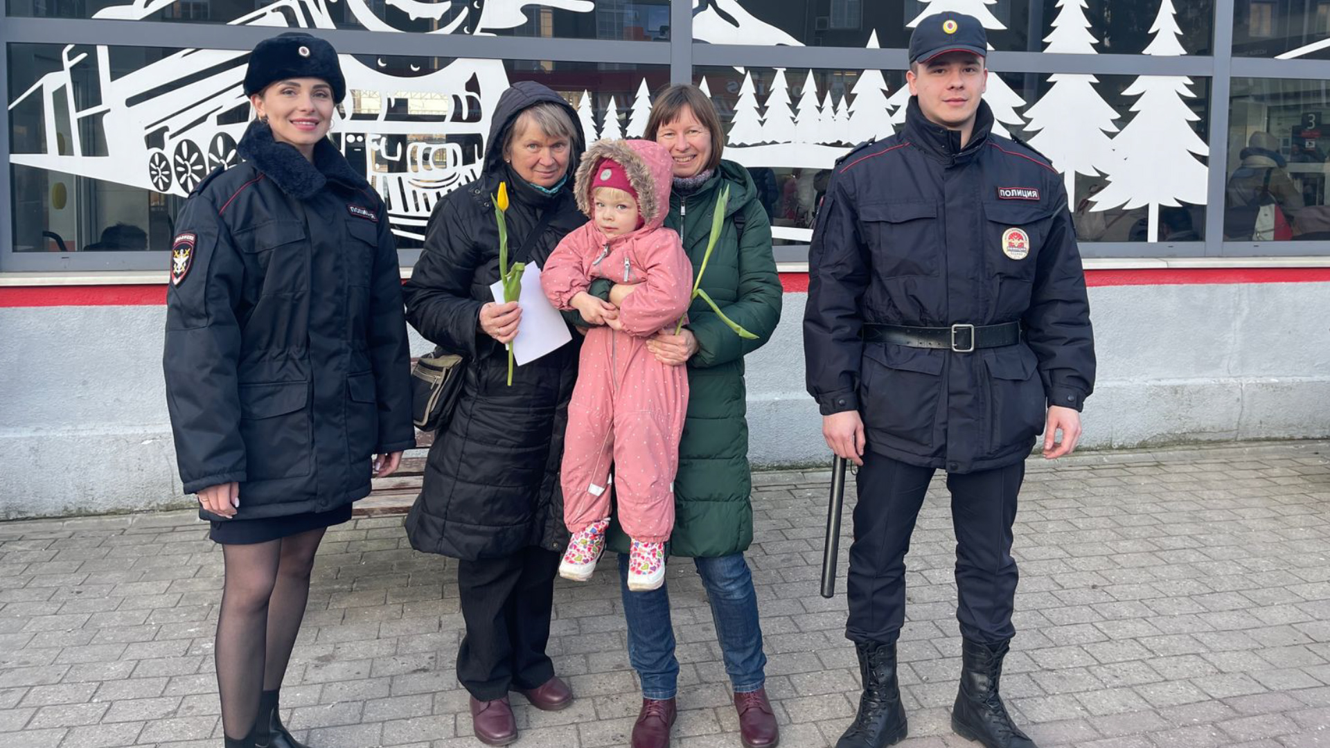 Сотрудники калининградской транспортной полиции и представители  Общественного совета в рамках акции «8 Марта – в каждый дом» поздравили  женщин-пассажиров на Северном вокзале — Вести-Калининград