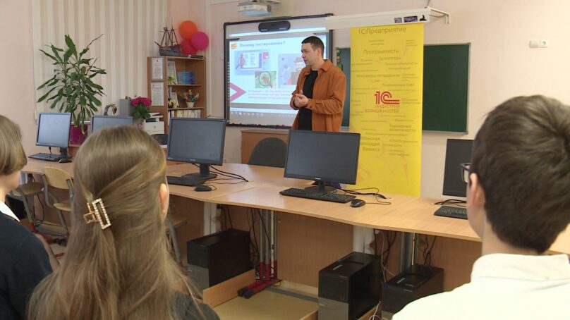Калининградским школьникам во время «Урока цифры» рассказали о работе тестировщика