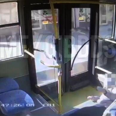 В калининградском автобусе упала пенсионерка