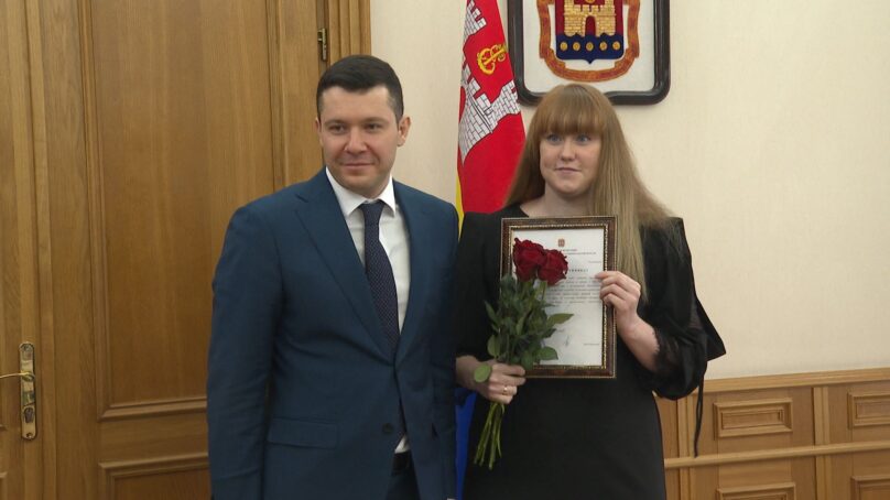 Губернатор Антон Алиханов вручил медикам жилищные сертификаты