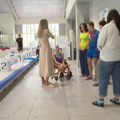 Тренировку воспитанницы областной спортшколы по паралимпийским и сурдлимпийским видам спорта посетила Наталья Ищенко