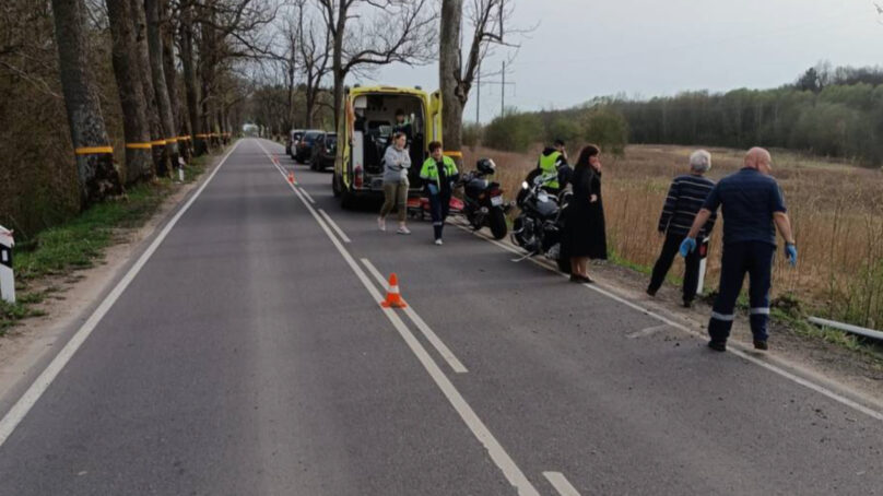 Сотрудники МЧС помогли медикам спасти пострадавшего в ДТП мотоциклиста
