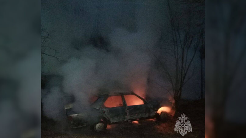 В Калининградской области сотрудники МЧС потушили неожиданно вспыхнувший автомобиль