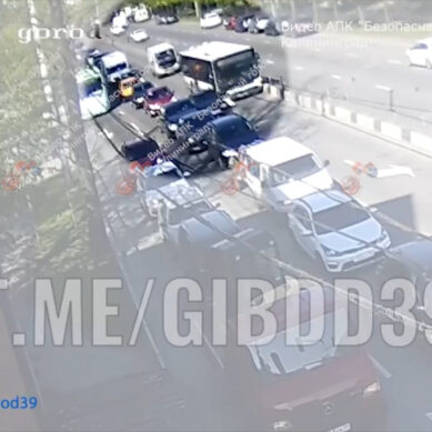 На Московском проспекте автомобиль столкнулся с автобусом