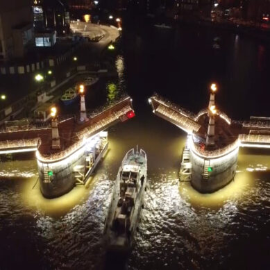 Сегодня ночью в центре Калининграда можно было полюбоваться разведёнными мостами с новой подсветкой