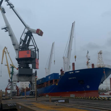В порт Калининграда вернулось многофункциональное судно «Синегорск», с грузом автомобилей-рефрижераторов