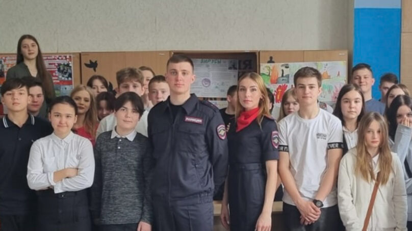 Транспортные полицейские Калининграда и представители Общественного совета встретились со школьниками
