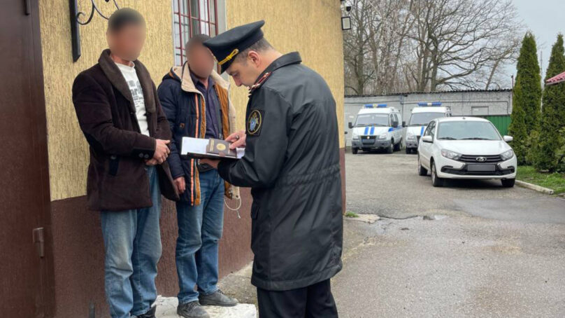 В Балтийске принудительно отправили в военкомат бывших мигрантов