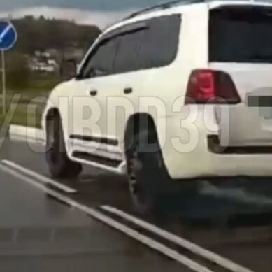 В Калининграде водитель автомобиля Toyota допустил выезд на полосу встречного движения. И попал на видео