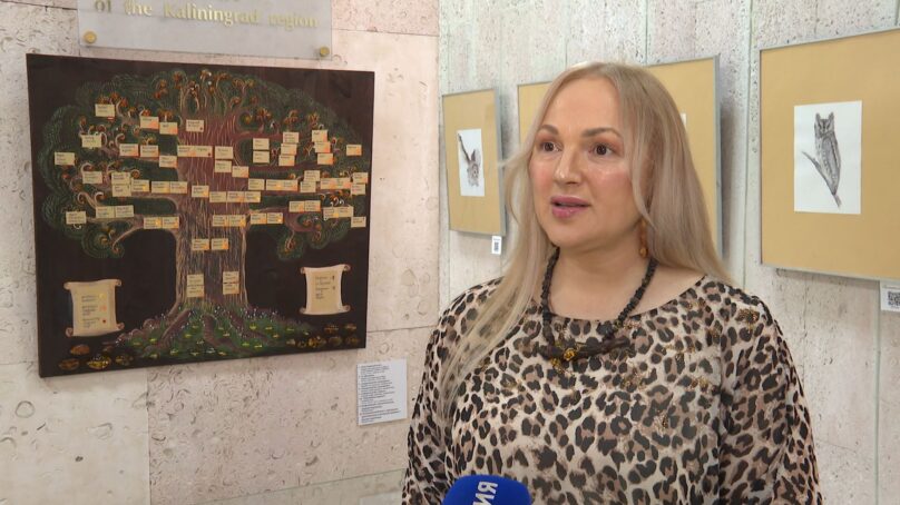 В областном историко-художественном музее открылась выставка художника по янтарю Людмилы Высоцкой «Семейная шкатулка»