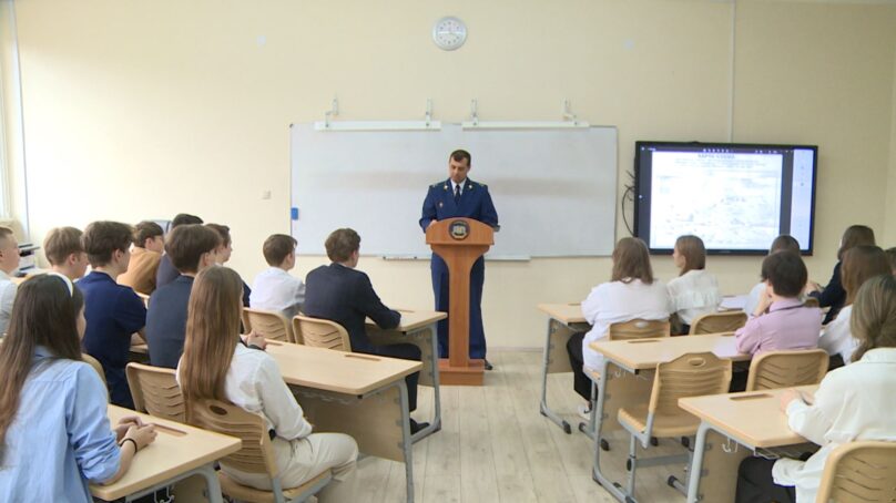 В рамках правового просвещения накануне Дня Победы урок в школе провел заместитель калининградского областного прокурора