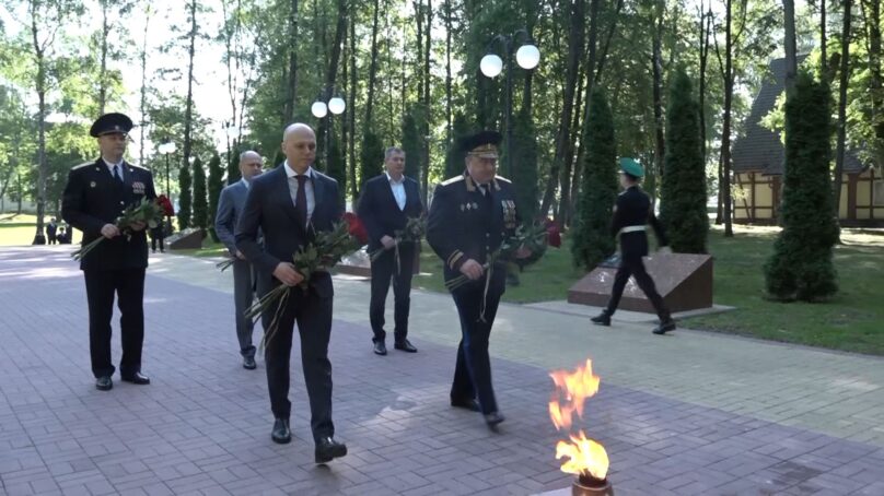 Пограничников разных поколений поздравил временно исполняющий обязанности главы региона Алексей Беспрозванных