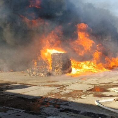 В Гусеве на Проспекте Победы потушили пожар на складе для хранения спрессованного картона