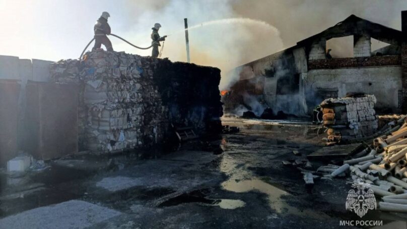 Пожарный, который боролся с огнём на складе в Гусеве, госпитализирован с отравлением продуктами горения