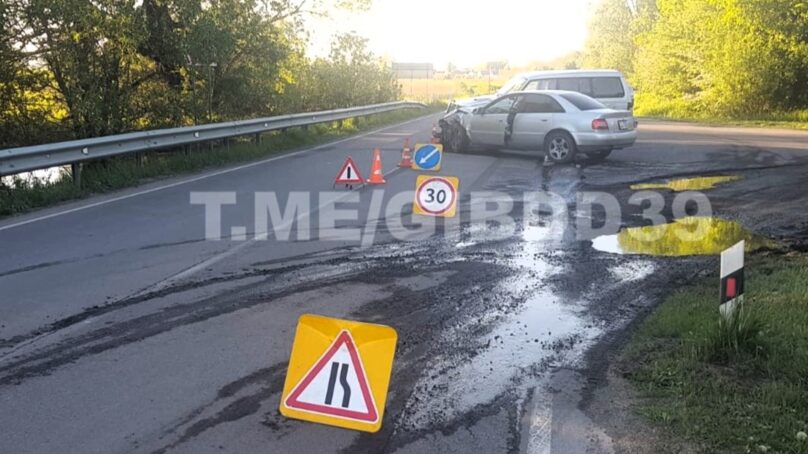 В Гурьевском районе столкнулись легковушки. 80-летний водитель не уступила дорогу