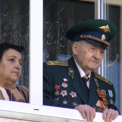 Пограничники управления ФСБ России по Калининградской области поздравили с Днём Победы ветерана Элю Вайнберга
