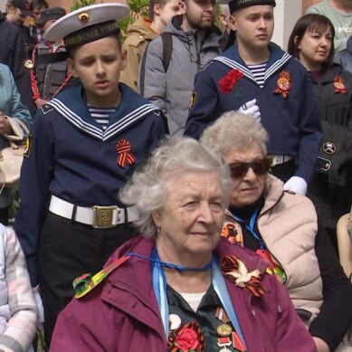 После парада губернатор Антон Алиханов поздравил тех ветеранов, что не смогли прийти на торжество. В их честь дали концерт.