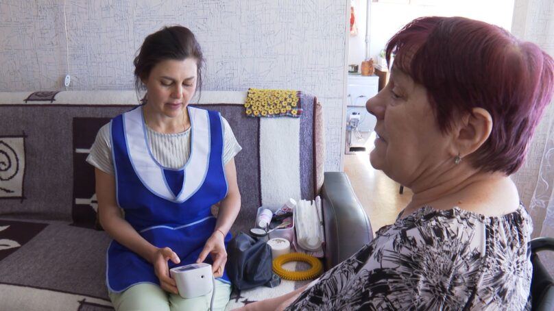 Социальные работники региона начинают принимать поздравления