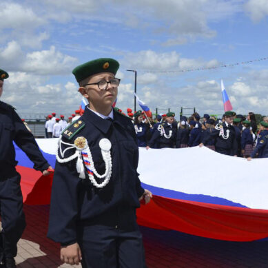 На набережной Советска торжественно подняли государственный флаг России