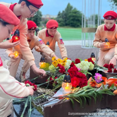 Жители Багратионовска совместно с ребятами из Юнармии приняли участие в памятном Всероссийском мероприятии «Свеча памяти»