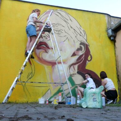 Уличные художники рисуют картины на стенах