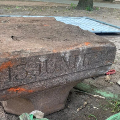 На острове Канта откопали исторический камень, который является свидетелем появления Кенигсберга