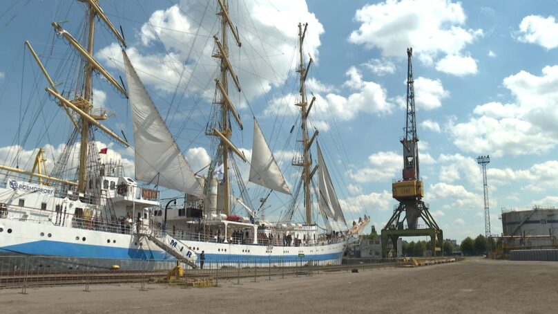 Легендарный парусник «Мир» зашел в калининградский порт. Самый западный регион России впервые принял иммерсивный морской фестиваль «Паруса мира»