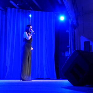 В Гусеве выступила певица Виктория. Концерт в поддержку наших бойцов и их семей состоялся в местном ДК