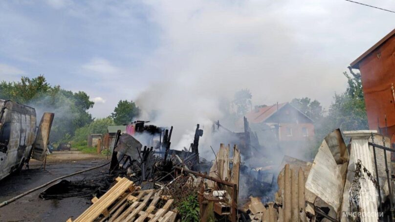 В посёлке Яблоневка загорелась хозпостройка