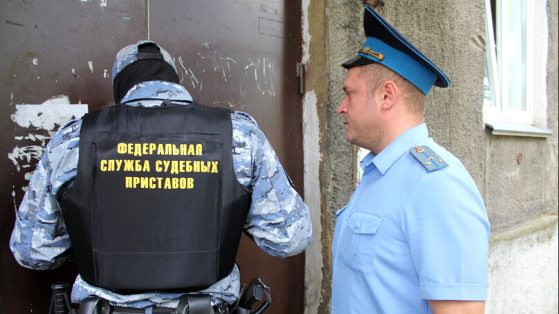 Приставы помогли калининградке вселиться в собственное жилье, незаконно занимаемое родственником