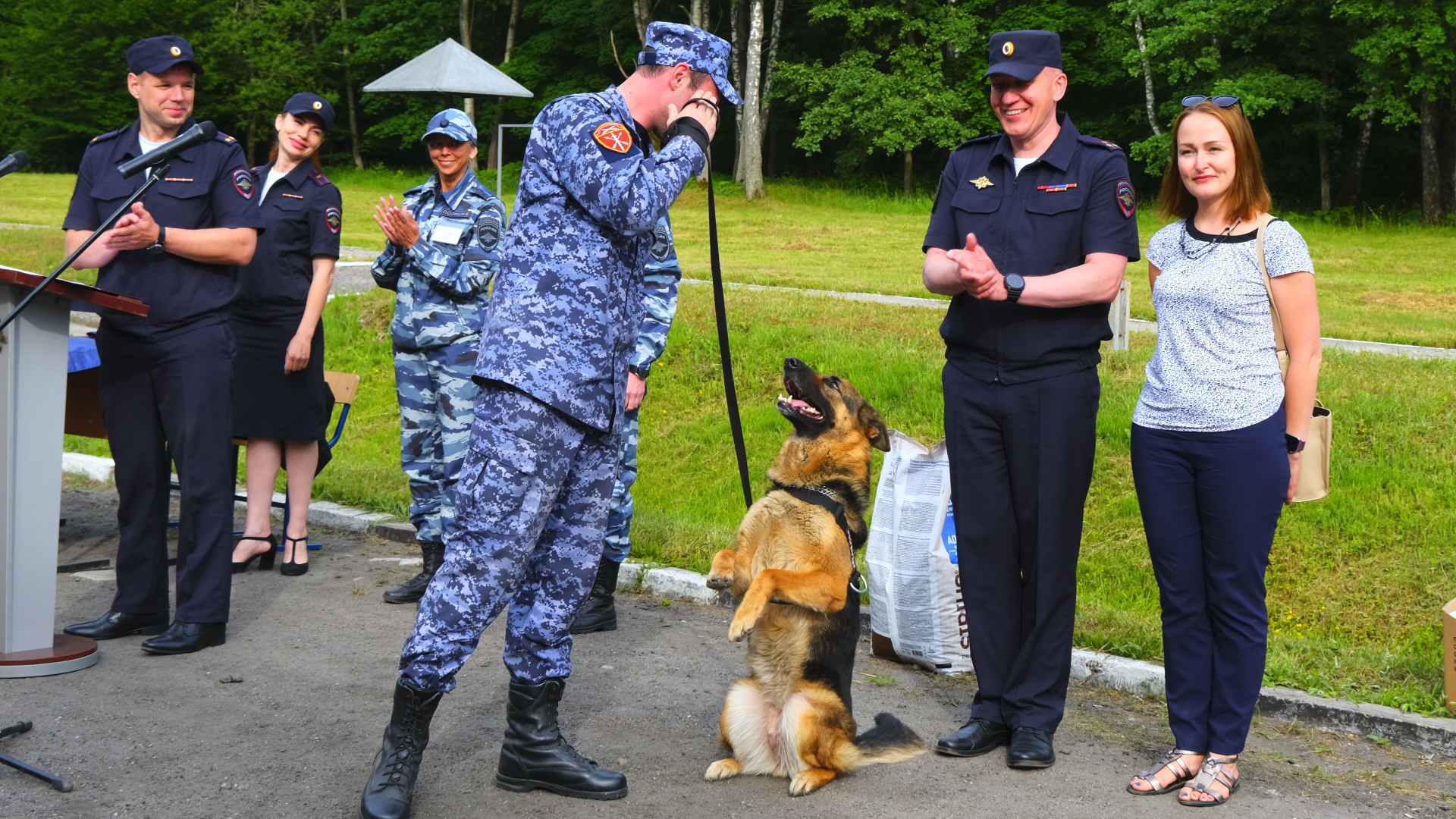 Калининградские росгвардейцы завоевали «золото» и «бронзу» на региональных  соревнованиях специалистов-кинологов — Вести-Калининград