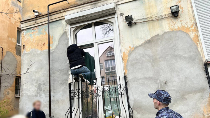 Калининградские приставы помогли владелице вселиться в собственную квартиру, в которой проживал бывший муж, не имеющий прав на жилье