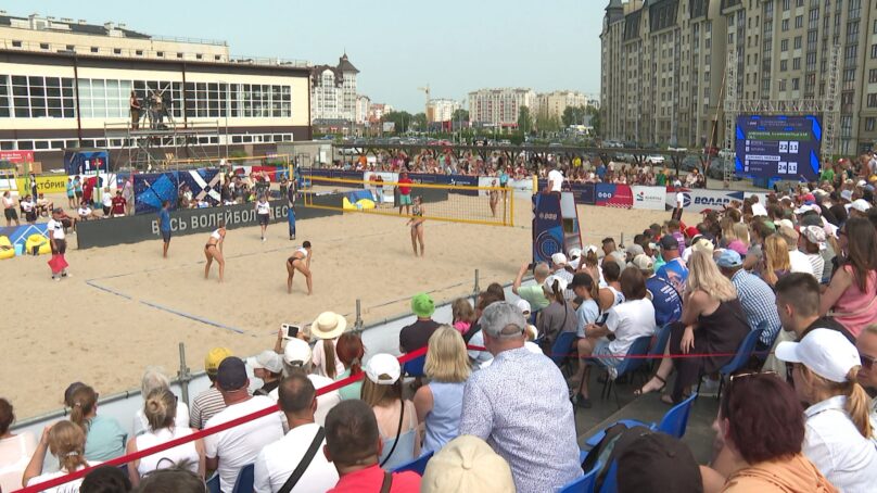 Одним из самых ярких событий минувших выходных стал тур чемпионата России по пляжному волейболу в Зеленоградске