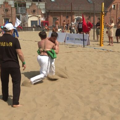 Сезонно-отраслевое прочтение знаменитого лозунга стало лейтмотивом фестиваля «Пляжные игры» в Зеленоградске