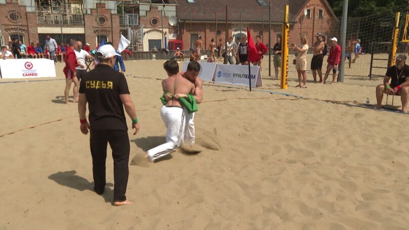 Сезонно-отраслевое прочтение знаменитого лозунга стало лейтмотивом фестиваля «Пляжные игры» в Зеленоградске