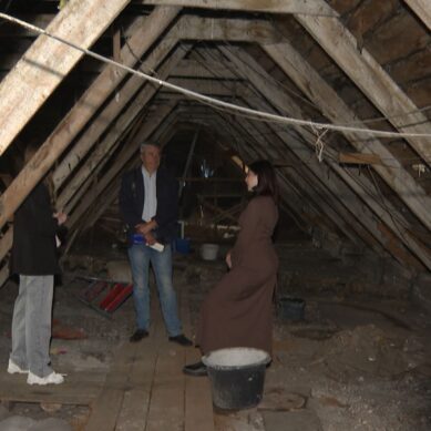 В одном из домов на Октябрьской в Калининграде крыша превратилась в старый дуршлаг