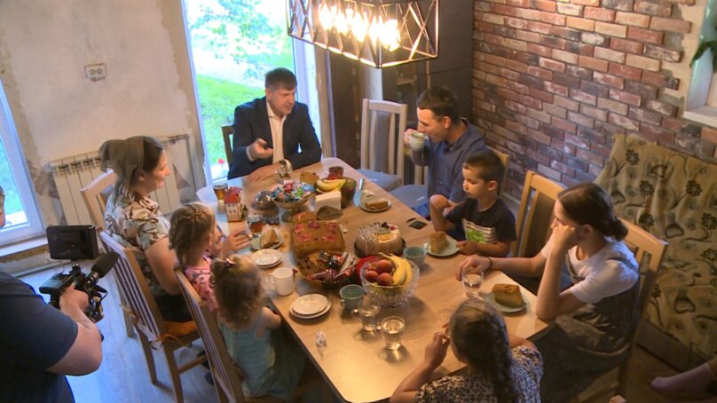 В День любви, семьи и верности многодетную семью из Калининграда поздравил председатель Заксобрания Андрей Кропоткин