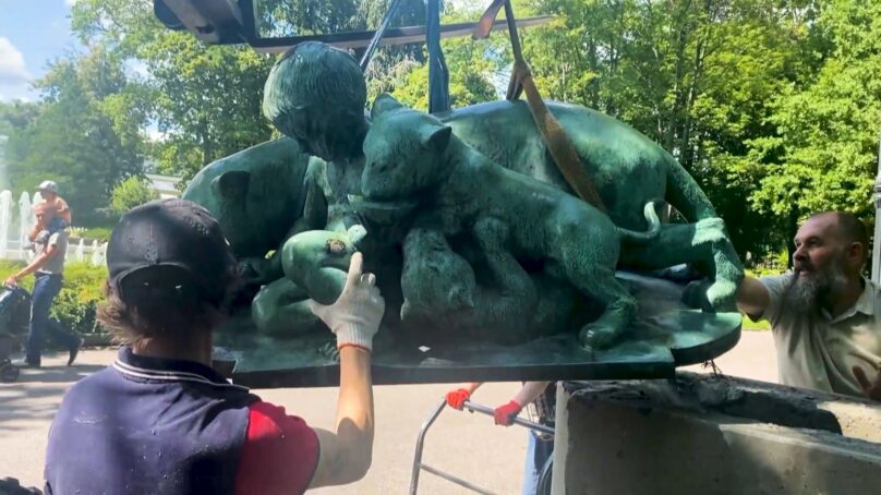 Скульптуры в калининградском зоопарке отправили на реставрацию