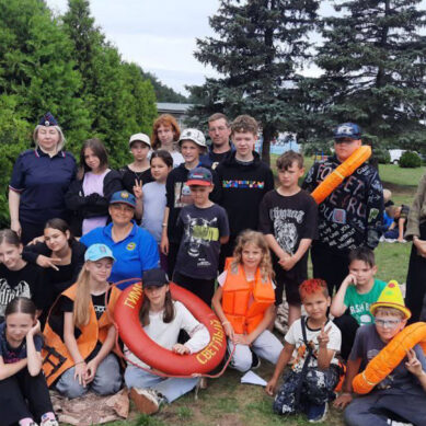 Сотрудники МЧС России и полиции напомнили детям в лагерях в Светлом о безопасности на воде и спасении людей в чрезвычайных ситуациях