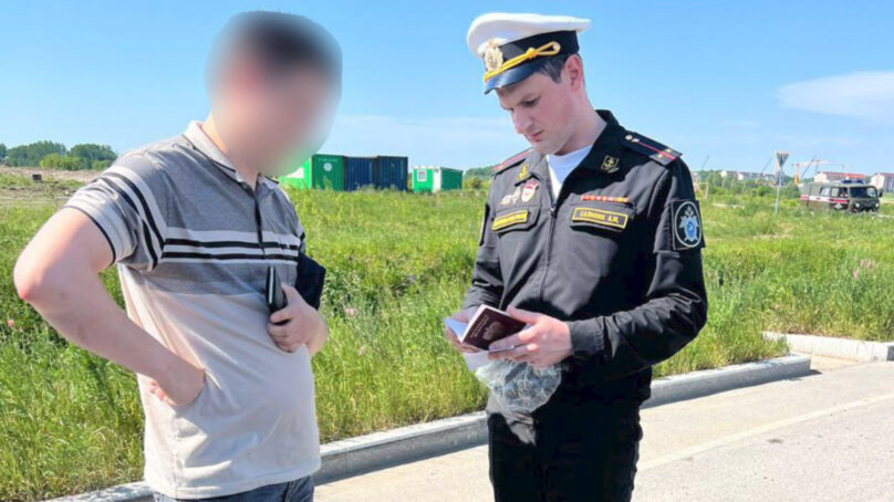 Военные следователи из Калининградской области продолжают ставить на воинский учет бывших мигрантов